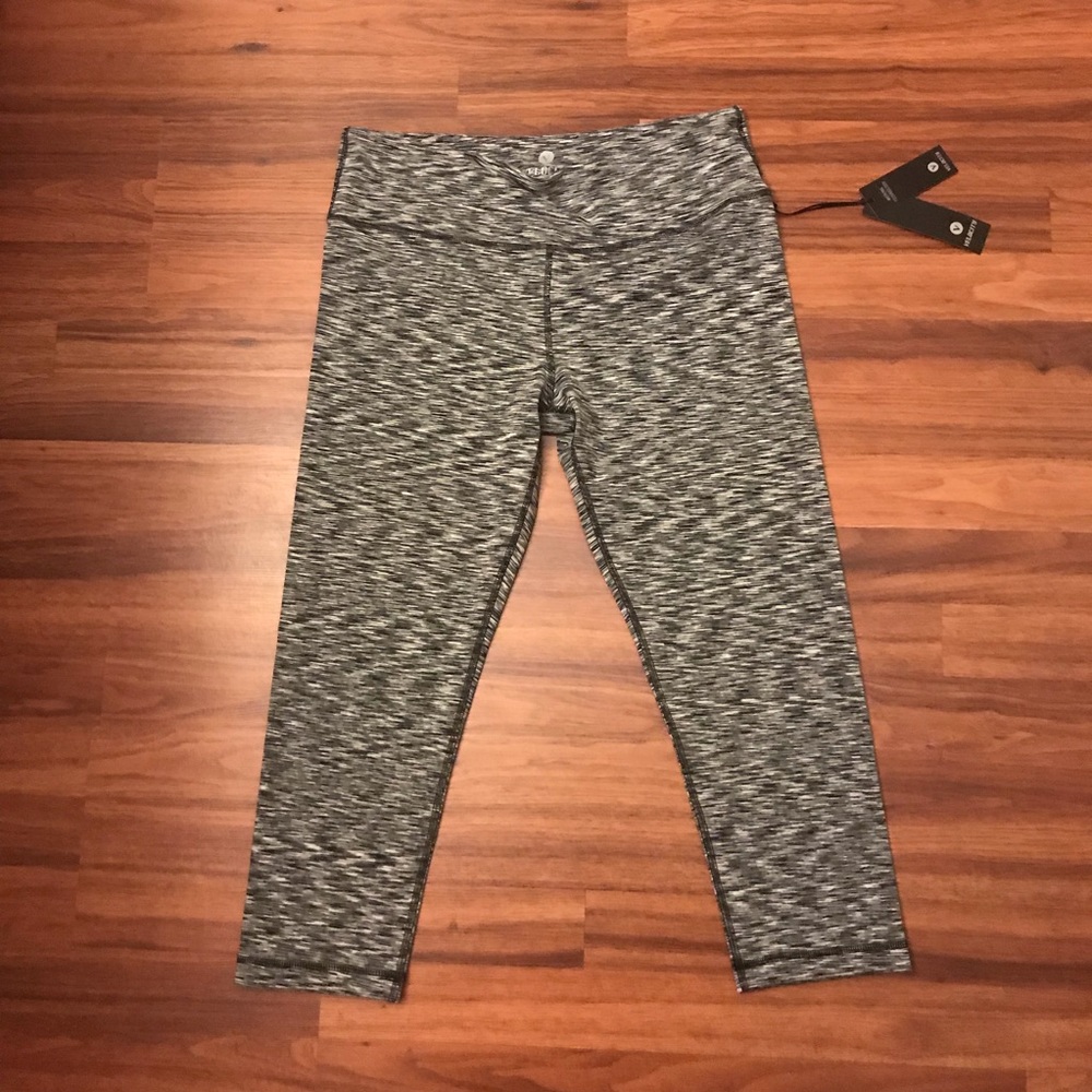 *NWT* Velocity Crop Active Leggings